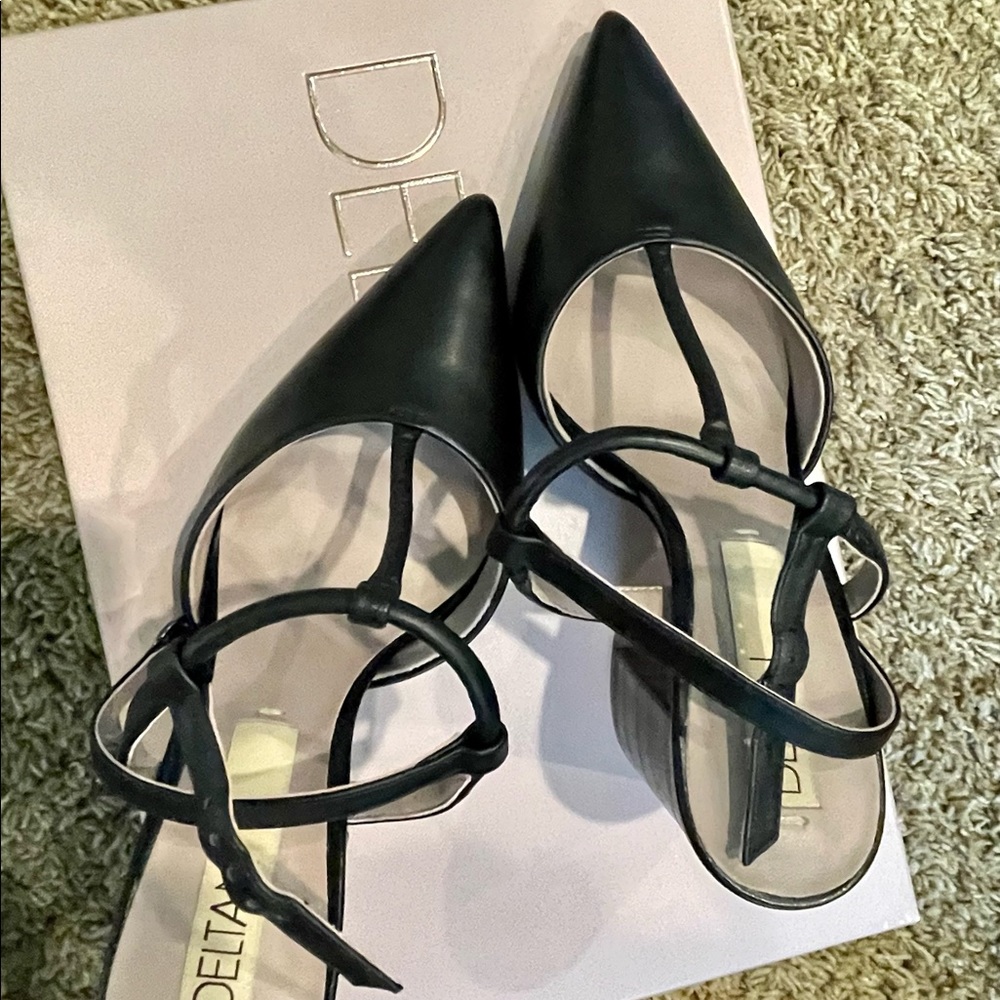 Deltan black leather pointy toe shoes with block heel